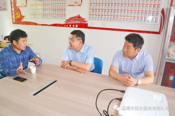 聽取社區(qū)工作人員對社區(qū)基本情況和群眾反映的意見、需求的介紹.jpg